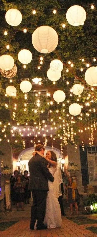 20 Inch White Free-Style Ribbing Round Paper Lantern